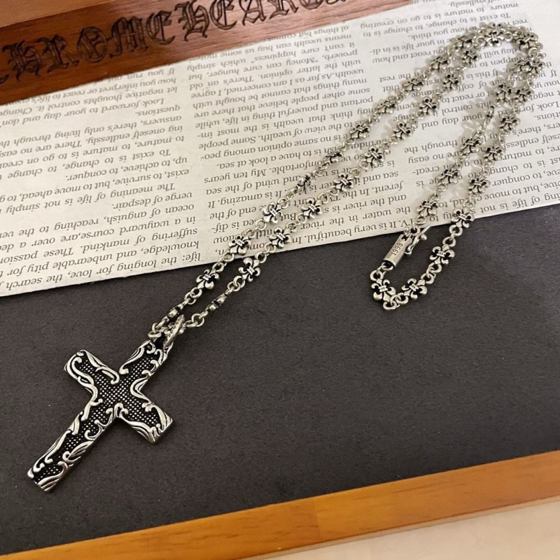 Ch*0me He**ts necklaces